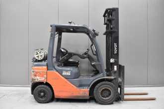 Used Forklift Truck TOYOTA 02-8FGF25 /58298/ GAS VIERRADFRONTSTAPLER (13069548)