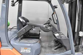 Used Forklift Truck TOYOTA 02-8FGF25 /58298/ GAS VIERRADFRONTSTAPLER (13069548)