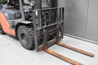 Used Forklift Truck TOYOTA 02-8FGF25 /58304/ GAS VIERRADFRONTSTAPLER (13069553)