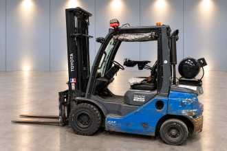 Used Forklift Truck TOYOTA 02-8FGF25 /58825/ GAS VIERRADFRONTSTAPLER (13066427) backdrop