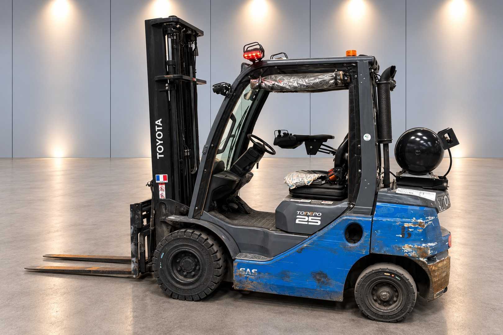 Used Forklift Truck TOYOTA 02-8FGF25 /58825/ GAS VIERRADFRONTSTAPLER (13066427)