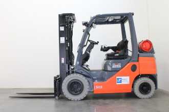 Used Forklift Truck TOYOTA 02-8FGF25 GAS VIERRADFRONTSTAPLER (13040704) backdrop