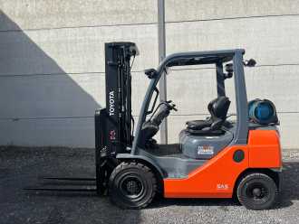 Used Forklift Truck TOYOTA 02-8FGF25 GAS VIERRADFRONTSTAPLER (13047116)