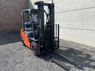 Used Forklift Truck TOYOTA 02-8FGF25 GAS VIERRADFRONTSTAPLER (13047116)