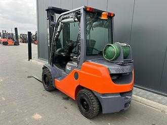Used Forklift Truck TOYOTA 02-8FGF30 GAS VIERRADFRONTSTAPLER (13034722)