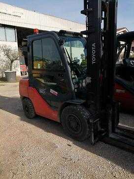 Used Forklift Truck TOYOTA 06-8FD30F DIESEL VIERRADFRONTSTAPLER (12983094) backdrop
