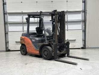 Used Forklift Truck TOYOTA 40-8FD35N DIESEL VIERRADFRONTSTAPLER (13027623)