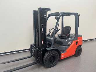 Used Forklift Truck TOYOTA 52-8 FDF 25 DIESEL VIERRADFRONTSTAPLER (13071647) backdrop