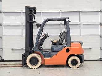 Used Forklift Truck TOYOTA 52-8FD25 DIESEL VIERRADFRONTSTAPLER (13058631)