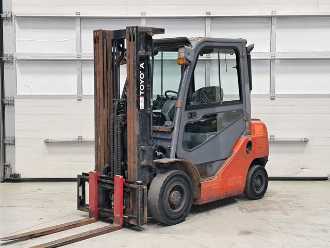 Used Forklift Truck TOYOTA 52-8FDF25 DIESEL VIERRADFRONTSTAPLER (13071525) backdrop