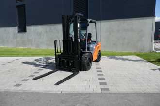 Used Forklift Truck TOYOTA 52-8FDJF35 DIESEL VIERRADFRONTSTAPLER (12769719) backdrop
