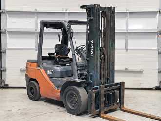 Used Forklift Truck TOYOTA 52-8FDJF35 DIESEL VIERRADFRONTSTAPLER (13038076)