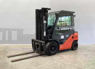 Used Forklift Truck TOYOTA 56-8FD25F DIESEL VIERRADFRONTSTAPLER (13071767) backdrop