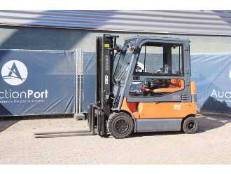 Used Forklift Truck TOYOTA 7FBMF30 ELEKTRO VIERRADFRONTSTAPLER (13063405) backdrop