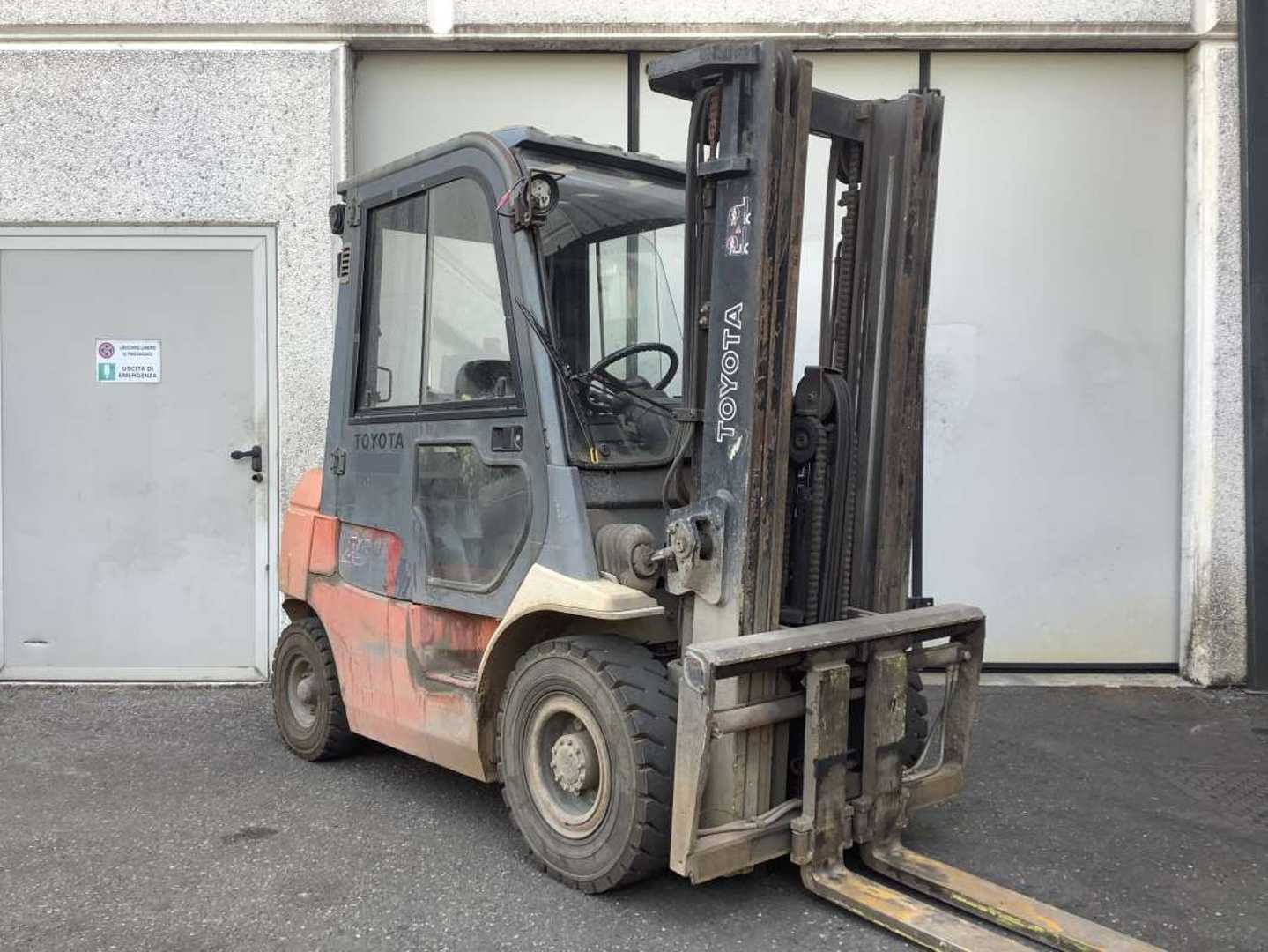 Used Forklift Truck TOYOTA 7FDF25 DIESEL VIERRADFRONTSTAPLER (13060350)