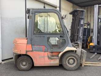 Used Forklift Truck TOYOTA 7FDF25 DIESEL VIERRADFRONTSTAPLER (13060350)