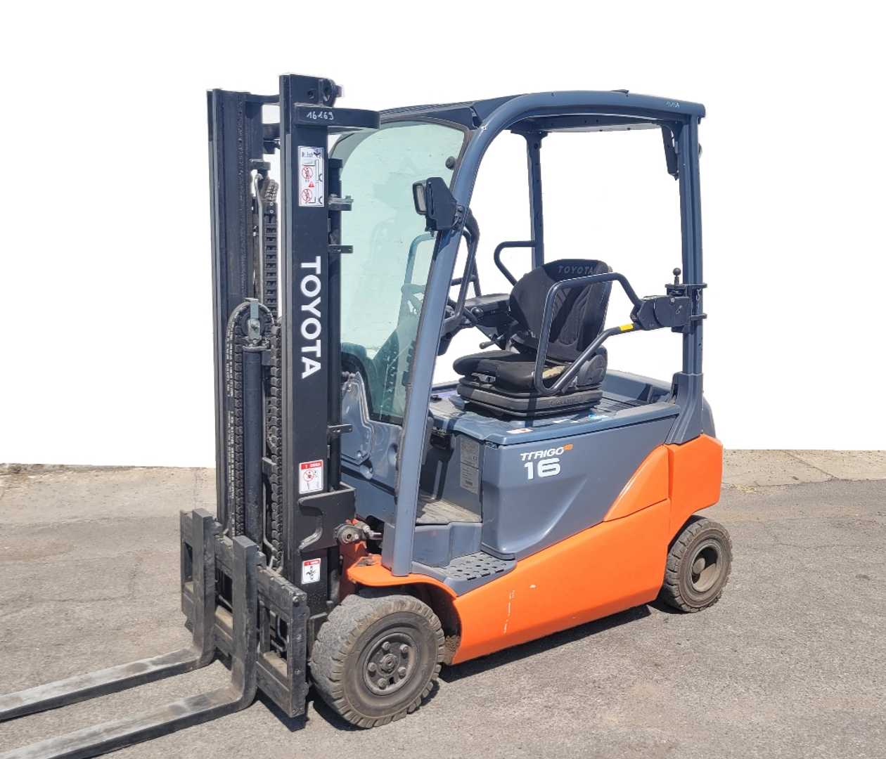 Used Forklift Truck TOYOTA 8 FBM 16T ELEKTRO DREIRADFRONTSTAPLER (12920445)