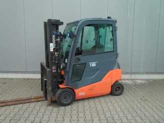 Used Forklift Truck TOYOTA 8 FBMT 18 ELEKTRO VIERRADFRONTSTAPLER (13076415) backdrop