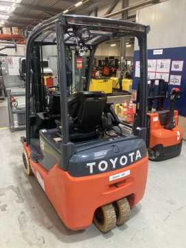 Used Forklift Truck TOYOTA 8FBE16T ELEKTRO DREIRADFRONTSTAPLER (13035149) backdrop