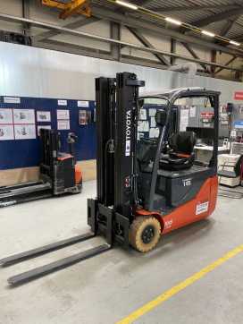 Used Forklift Truck TOYOTA 8FBE16T ELEKTRO DREIRADFRONTSTAPLER (13045457) backdrop