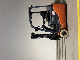Used Forklift Truck TOYOTA 8FBE18T ELEKTRO DREIRADFRONTSTAPLER (13036641) backdrop
