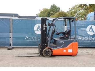 Used Forklift Truck TOYOTA 8FBE20T ELEKTRO VIERRADFRONTSTAPLER (13041332) backdrop