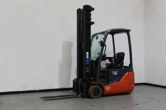 Used Forklift Truck TOYOTA 8FBEK16T ELEKTRO DREIRADFRONTSTAPLER (12995839) backdrop