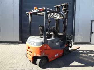 Used Forklift Truck TOYOTA 8FBEKT25 ELEKTRO VIERRADFRONTSTAPLER (12679409)
