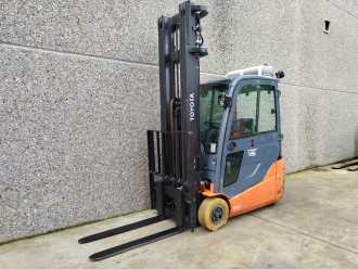 Used Forklift Truck TOYOTA 8FBET16 ELEKTRO DREIRADFRONTSTAPLER (13037160) backdrop