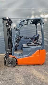 Used Forklift Truck TOYOTA 8FBEk16T ELEKTRO DREIRADFRONTSTAPLER (13068597) backdrop