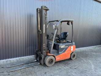 Used Forklift Truck TOYOTA 8FBMK20T ELEKTRO VIERRADFRONTSTAPLER (13065968) backdrop