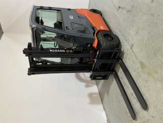 Used Forklift Truck TOYOTA 8FBMKT30 ELEKTRO VIERRADFRONTSTAPLER (12991015) backdrop