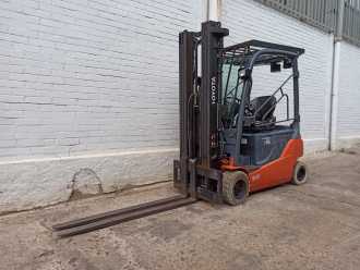 Used Forklift Truck TOYOTA 8FBMT18 ELEKTRO VIERRADFRONTSTAPLER (13047636) backdrop
