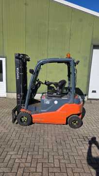 Used Forklift Truck TOYOTA 8FBMT18 ELEKTRO VIERRADFRONTSTAPLER (13073293) backdrop