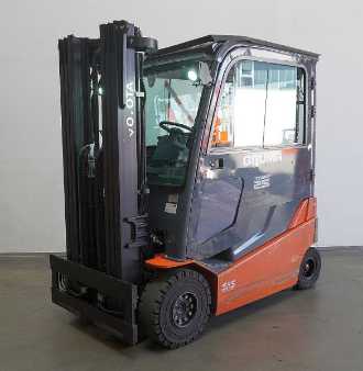 Used Forklift Truck TOYOTA 8FBMT25 ELEKTRO VIERRADFRONTSTAPLER (12957161) backdrop