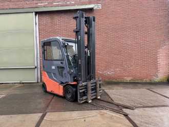 Used Forklift Truck TOYOTA 8FBMT25 ELEKTRO VIERRADFRONTSTAPLER (13032330) backdrop