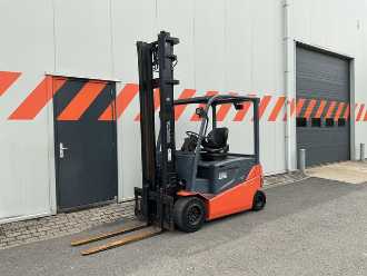 Used Forklift Truck TOYOTA 8FBMT25 ELEKTRO VIERRADFRONTSTAPLER (13050030) backdrop