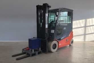 Used Forklift Truck TOYOTA 8FBMT35 ELEKTRO VIERRADFRONTSTAPLER (13063531) backdrop