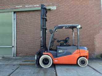Used Forklift Truck TOYOTA 8FBMT50 ELEKTRO VIERRADFRONTSTAPLER (12987759)