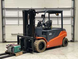 Used Forklift Truck TOYOTA 8FBMT50 ELEKTRO VIERRADFRONTSTAPLER (13019612) backdrop
