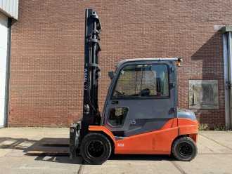 Used Forklift Truck TOYOTA 8FBMT50 ELEKTRO VIERRADFRONTSTAPLER (13040123)