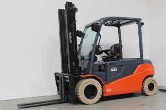 Used Forklift Truck TOYOTA 8FBMT50 *sofort verfügbar* ELEKTRO VIERRADFRONTSTAPLER (13065168) backdrop