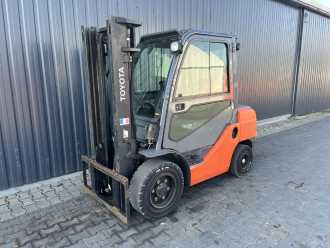 Used Forklift Truck TOYOTA 8FDF30 DIESEL VIERRADFRONTSTAPLER (13032316) backdrop