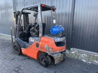 Used Forklift Truck TOYOTA 8FGF25 GAS VIERRADFRONTSTAPLER (13008578)