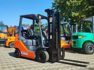 Used Forklift Truck TOYOTA 8FGKF20 GAS VIERRADFRONTSTAPLER (13065796) backdrop