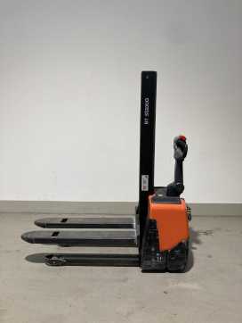 Used Forklift Truck TOYOTA HWE100 ELEKTRO HOCHHUBWAGENDEICHSEL (13046059) backdrop