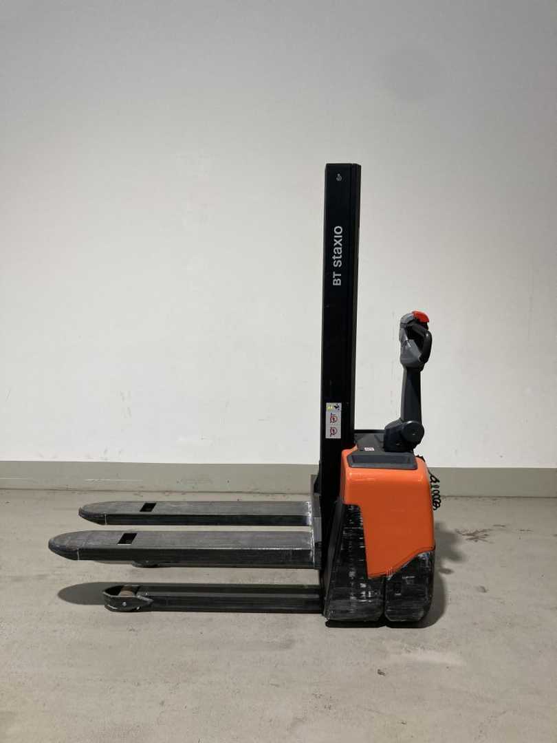Used Forklift Truck TOYOTA HWE100 ELEKTRO HOCHHUBWAGENDEICHSEL (13046059)