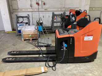 Used Forklift Truck TOYOTA LPE220 *sofort verfügbar* ELEKTRO NIEDERHUBWAGENDEICHSEL (13067869) backdrop