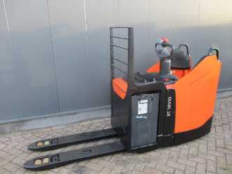 Used Forklift Truck TOYOTA LPE250 ELEKTRO NIEDERHUBWAGENFAHRERSTAND (13071852) backdrop
