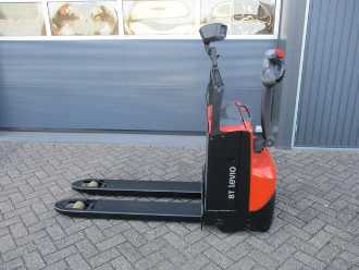 Used Forklift Truck TOYOTA LWE160 ELEKTRO NIEDERHUBWAGENDEICHSEL (13057700) backdrop